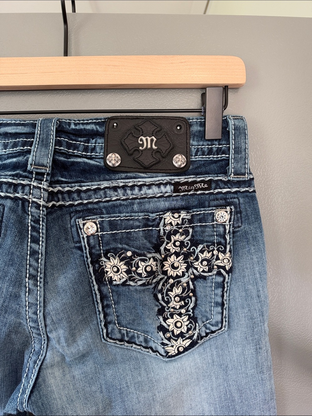 Miss Me Floral Cross Pocket Low Rise Skinny Jeans Size 29 - Picture 3 of 7